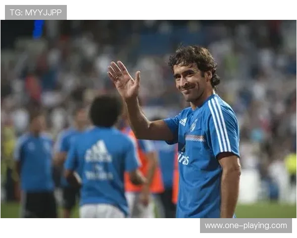 足球三大球星精彩瞬间合集揭秘球场英雄风采与荣耀